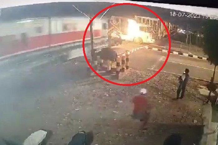 Dalam lingkaran merah truk trailer lowbed tersangkut di atas rel perlintasan hingga ditabrak lokomotif KA 112 Brantas di Jl Madukoro, Semarang