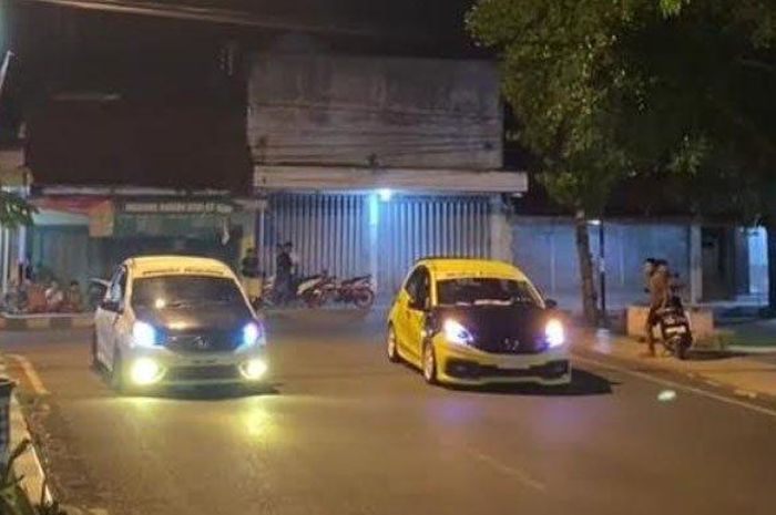 Dua Honda Brio balapan liar di jalan depan Rumah Dinas Bupati Pamekasan hingga viral di TikTok