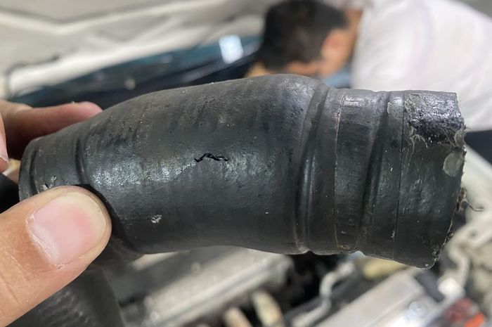 Slang radiator pecah pada bagian tekukan akibat umur pemakaian