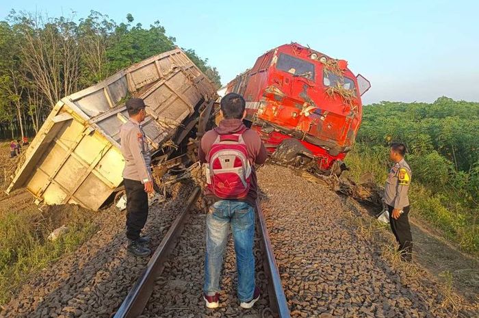 Truk tebu terseret kereta api sampai 100 meter, PT KAI akan tuntut sopir truk