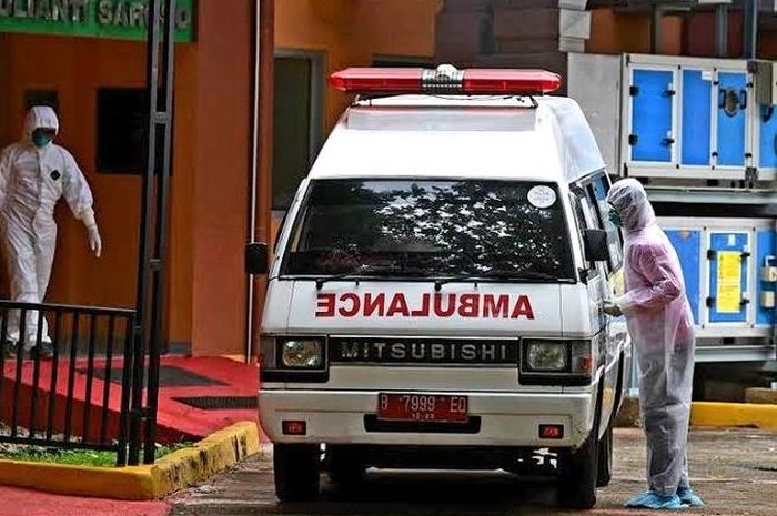 Ambulans saat mengangkut pasien dan jenazah covid-19