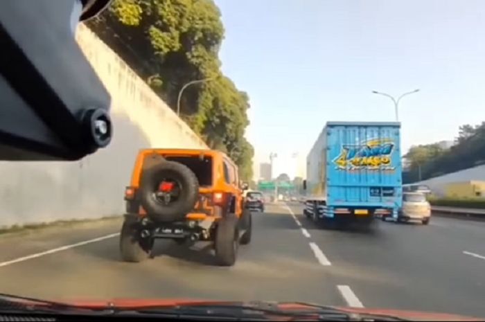 Rubicon oranye senggol mobil namun berakhir kabur di Tol Mampang