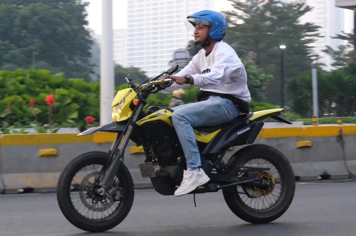 Intip spesifikasi Kawasaki D-Tracker 150 yang viral dipakai menjatuhkan pesepeda di Jakarta, harganya pasti bikin kaget.