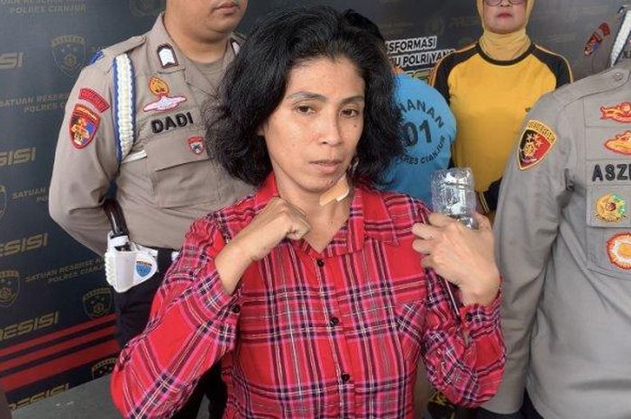 Geyflin Trise (45) seorang sopir taksi online wanita yang menceritakan caranya bisa lolos dari pembegalan dua penumpangnya di Cianjur, Jawa Barat