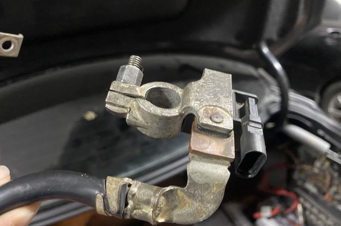 Kabel kepala aki kutub minus BMW E60 dilengkapi soket Intelligent Battery Sensor untuk memantau voltase mobil.