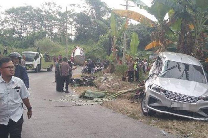 Suasan pasca insiden kecelakaan truk tangki di Turunan Jatibarang Semarang akibat rem blong, hingga menyenggol Suzuki Ertiga dan 3 motor, Senin (24/7/2023).