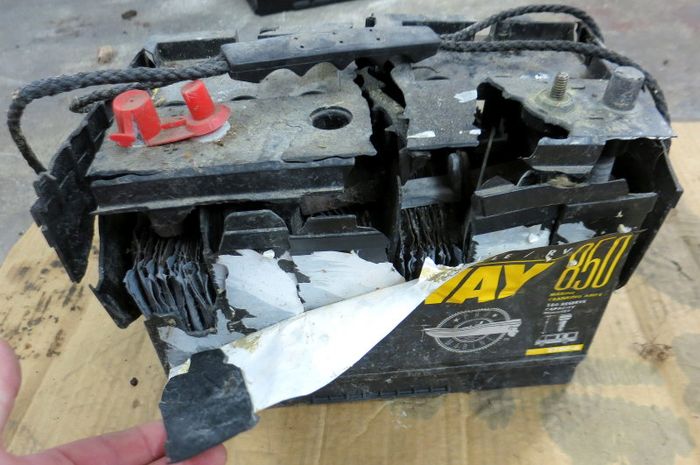 Ilustrasi aki mobil meledak