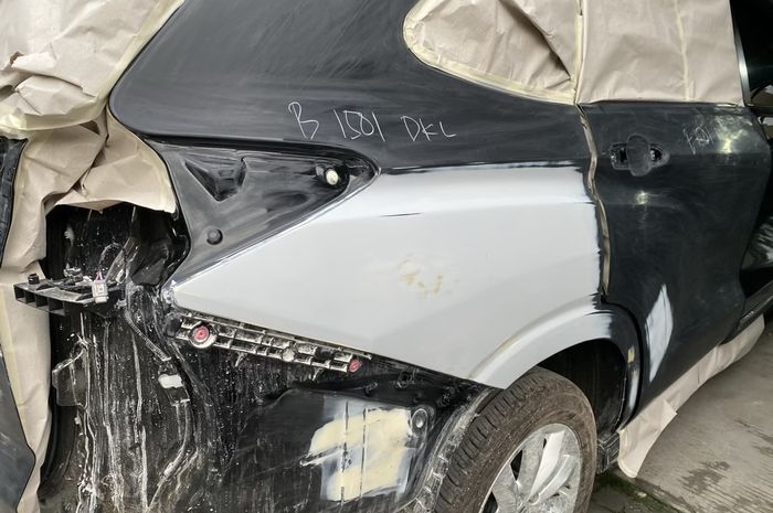 Untuk panel logam, maka dipakaikan dempul khusus untuk material logam agar hasil cat lebih maksimal