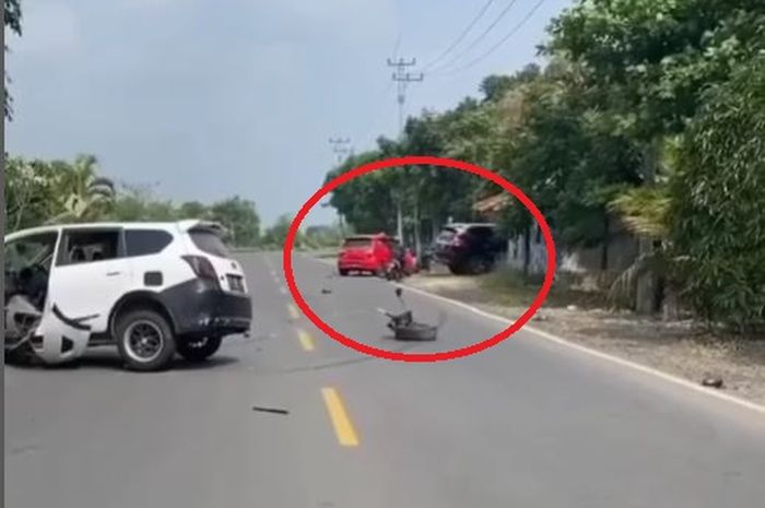 Dalam lingkaran merah, Mitsubishi Pajero Sport dan Daihatsu Ayla serta Datsun Go terlibat kecelakaan di Jalan Raya Lingkar Timur, Rawabango, Bojong, Karangtengah, Cianjur
