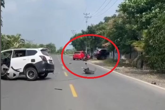 Dalam lingkaran merah, Mitsubishi Pajero Sport dan Daihatsu Ayla serta Datsun Go terlibat kecelakaan di Jalan Raya Lingkar Timur, Rawabango, Bojong, Karangtengah, Cianjur