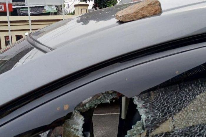 Kaca mobil pecah akibat ulah atlet lempar batu di Jalan Margonda Raya, Depok, Jawa Barat