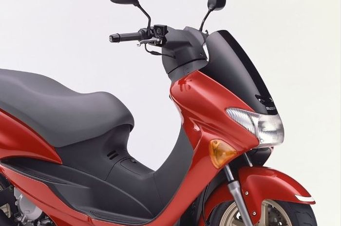 Penampakan Suzuki Avenis lansiran 1999, menganut konsep big scooter mirip Yamaha NMAX.