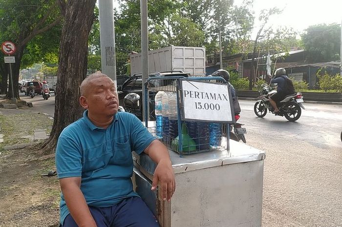 Pak Tarsono (50), tuna netra penjual bensin eceran jenis Pertamax di tepi Jl Siliwangi, kota Semarang, Jawa Tengah
