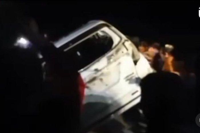 Mobil putih digulingkan warga karena dibuat maling kambing di Temanggung