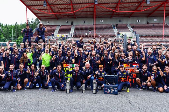 Insiden trofi pecah tim Red Bull Racing kembali terjadi di F1 Belgia 2023