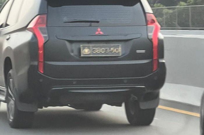 Pelat nomor Pajero Sport dinas