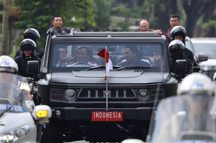 Prabowo Subianto bersama Presiden Jokowi, Erick Thohir, dan Ibu Iriana, saat menjajal rantis maung di gudang amunisi PT Pindad di Malang.