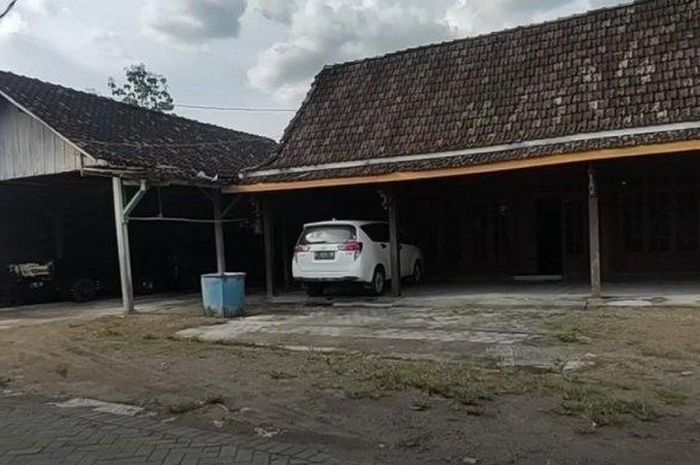 Toyota Kijang Innova Reborn parkir di teras rumah sederhana dari kayu di Blora, Jawa Tengah