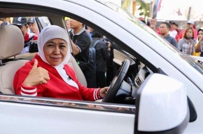 Gubernur Jawa Timur Khofifah Indar Parawansa menggelar pemutihan pajak kendaraan bermotor, catat tiga keringanannya.