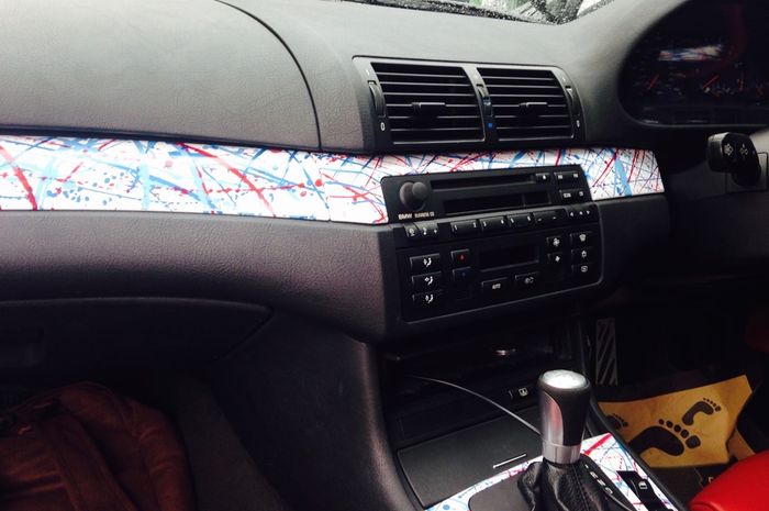 Panel interior mobil tampil atraktif dengan corak Pollock Art