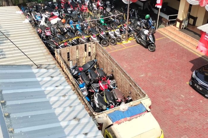 Barang bukti motor malingan di dalam bak truk yang hendak dikirim ke Lampung diamankan di Polsek Tambora