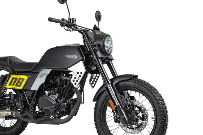 Penampakan Brixton Felsberg 125 FT, motor retro 125 cc bergaya flat tracker yang tenaganya beda tipis dari Kawasaki W175.