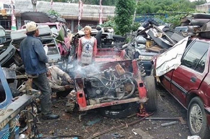 Pekerja mempreteli mobil bekas di lapak mobil kampakan Parung, Bogor