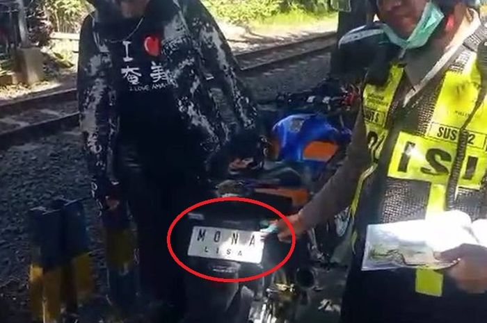 Honda CB150R berpelat nomor 'MONA LISA' ditilang Polisi di Surabaya