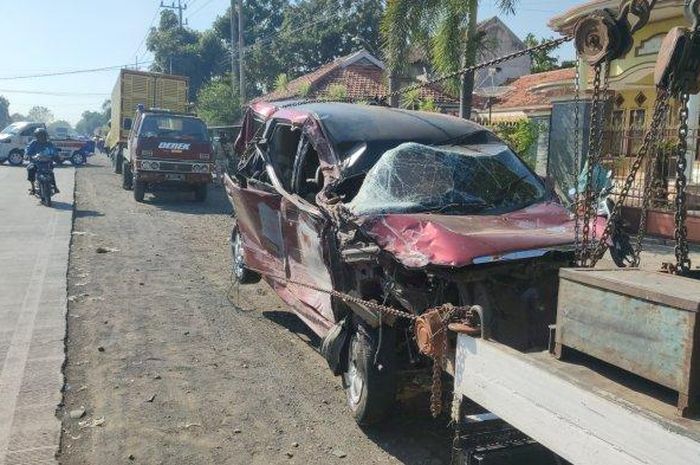 Kondisi akhir Toyota Avanza usai dihantam dua truk sekaligus dalam kecelakaan beruntun di jalur Pantura, Randupitu, Gending, kabupaten Probolinggo