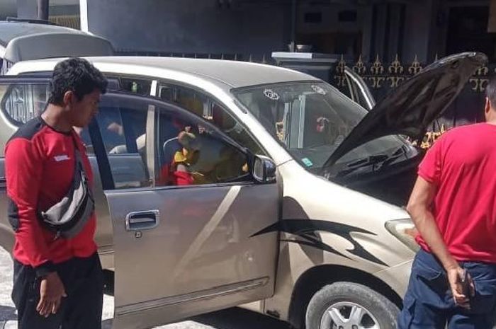 Ilustrasi ular bersembunyi di mobil