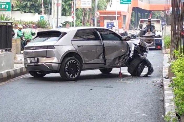 Mobil listrik Hyundai IONIQ 5 hancur lebur tabrak cor beton tiang pembatas jalan HR Rasuna Said, Jakarta Selatan