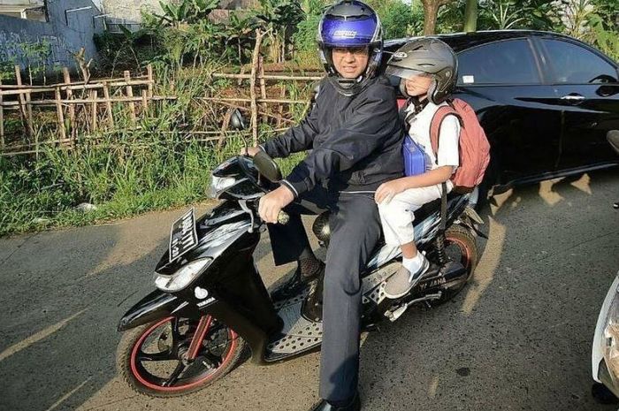 Momen Anies Baswedan naik Yamaha Mio Smile dan pakai helm Nolan N44 saat mengantar anaknya ke sekolah.