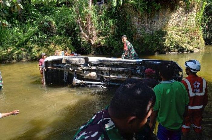 Proses evakuasi Toyota Hilux Dinas Kesehatan kabupaten Sigi terguling ke sungai dari atas jembatan