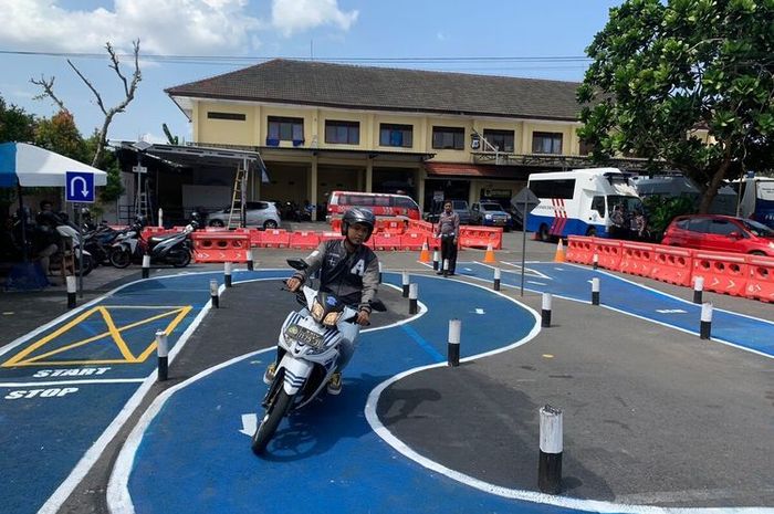 Suasana ujian praktik SIM C di Satlantas Polres Gunungkidul, Yogyakarta