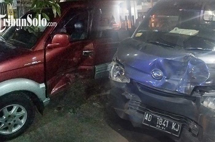 Mitsubishi Kuda dan Daihatsu Gran Max yang terlibat kecelakaan di Ngaran, Mlese, Ceper, Klaten