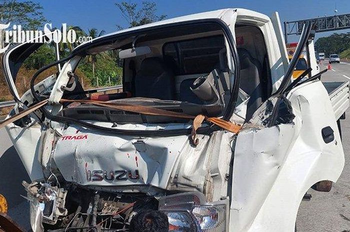 Kabin Isuzu Traga remuk setelah tabrak truk tronton di ruas tol Semarang-Solo akibat sopir melamun