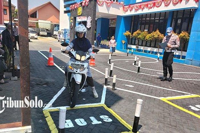 Peserta ujian praktik SIM C di Satlantas Polres Karanganyar