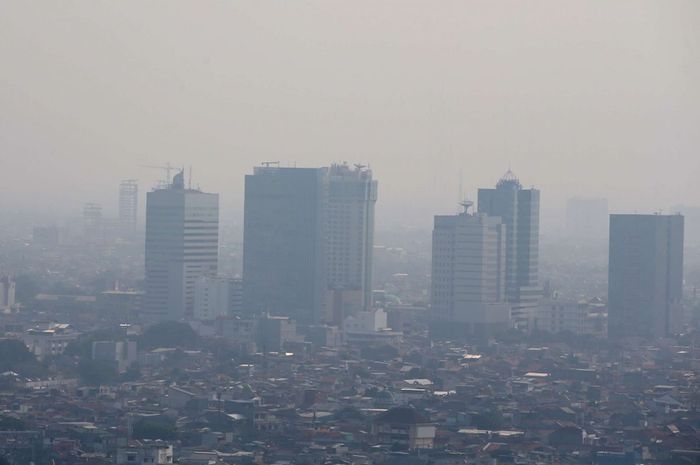 Kabut putih wujud polusi udara di langit DKI Jakarta mengancam saluran napas