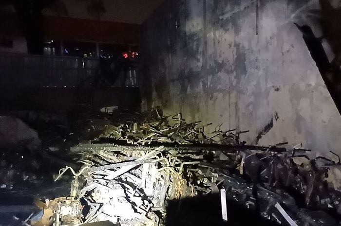 Wujud 105 unit motor yang ikut terbakar dalam kebakaran warung soto seger Bu Sri di depan Mall Gandaria City, Jakarta Selatan