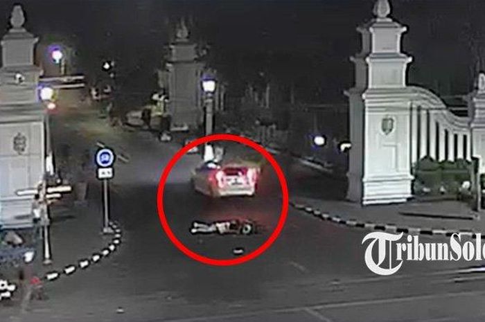 Dalam lingkaran merah, Mitsubishi Pajero Sport putih yang dikemudikan KGPAA Purboyo, putra mahkota keraton Solo tabrak lari pemotor di Gladag Solo