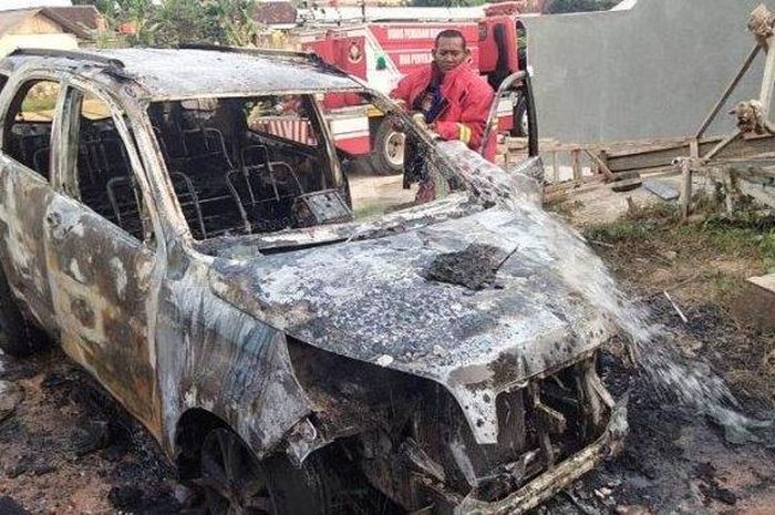 Penampakan Daihatsu Terios yang hangus terbakar api di Desa Way Humi, Kecamatan Jati Agung, Kabupaten Lampung Selatan, Provinsi Lampung, Sabtu (12/8/2023).