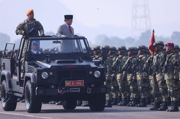 Menhan Prabowo Subianto menaiki rantis J-Forces rakitan dalam negeri saat acara penetapan Komcad 2023.