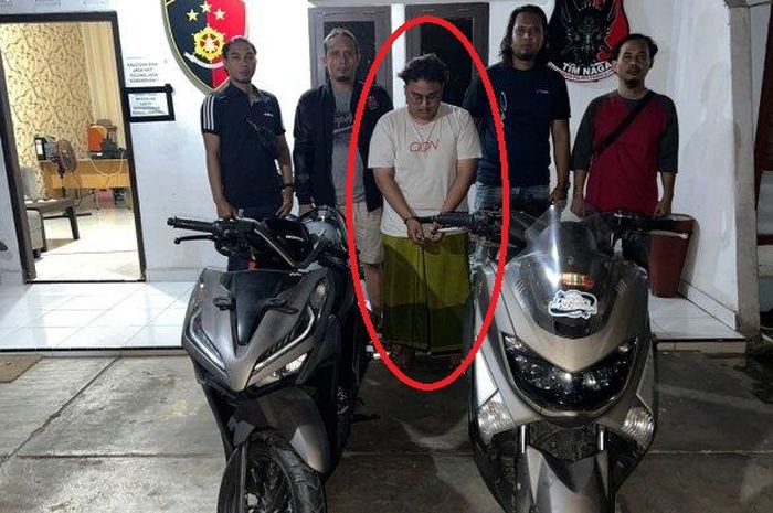 Dalam lingkaran merah pemuda pengangguran bernama Dzaki Alfarizi dibekuk Satreskrim Pangkalpinang karena maling Yamaha NMAX dan Honda Vario milik nenek dan adik kandungnya sendiri
