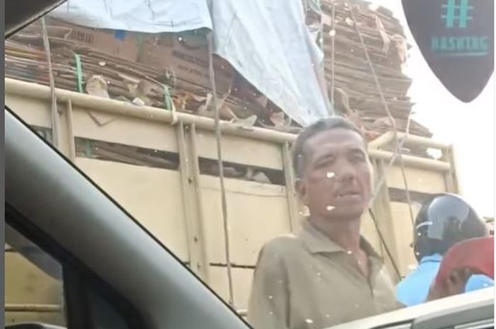 Pengemis di lampu merah perempatan Pasir Koja, kota Bandung, Jawa Barat meludahi kaca mobil