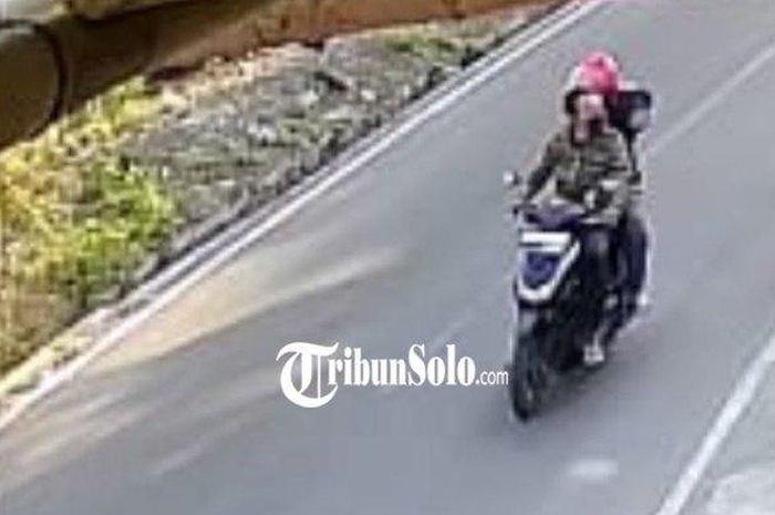 Cuplikan CCTV saat Honda BeAT Hitam tahun 2022 dipakai pelaku maling dan korban berkeliling