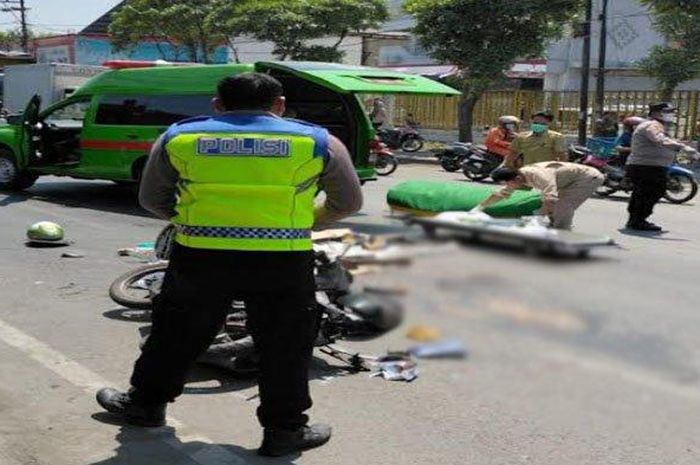 Proses evakuasi dan olah TKP kecelakaan maut pengendara Honda Vario di Manyar, Gresik, Jawa Timur