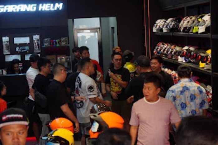 Outlet pertama Sarang Helm yang berlokasi di Tangerang