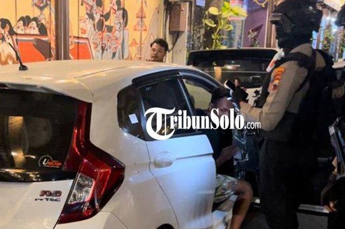 Lima mobil yang melju ugal-ugalan di Solo sambil geber knalpot brong pindah parkir di kantor polisi
