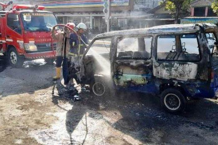 Suzuki Carry milik Kadus Tempurejo, Jumapolo, Karanganyar, Jawa Tengah terbakar di Kebakkramat