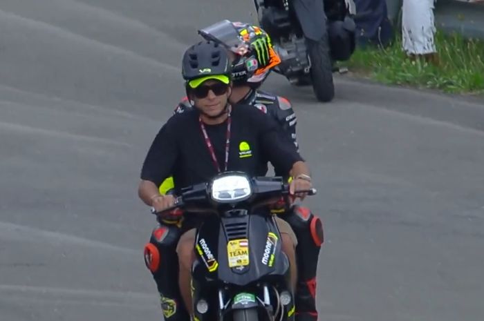 Valentino Rossi boncengin Marco Bezzecchi yang menjadi pembalap terkencang di latihan resmi MotoGP Austria 2023